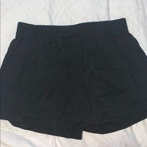 Black scrunch waist cuffed cloth shorts